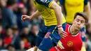 Gelandang Arsenal, Aroon Ramsey (kiri) berusaha melewati gelandang Ander Herrera saat Laga Liga Premier Inggris di Stadion Old Trafford, Minggu (17/5/2015). Manchester United bermain imbang 1-1 atas Arsenal. (Reuters/ Phil Noble)
