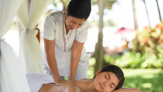 Memanjakan Diri dengan Pijat Tradisional Bali di The Laguna Resort & Spa