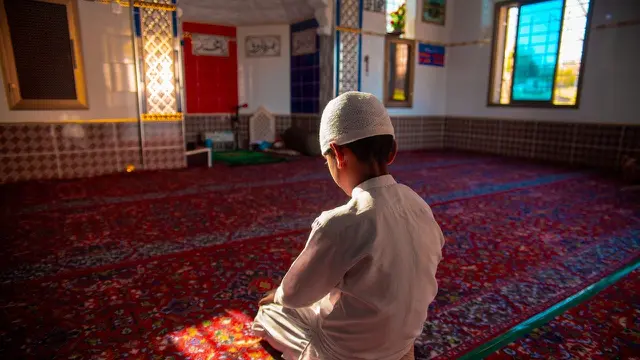 Anak sholat di masjid (pexels)