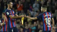 Dua pemain senior Barcelona yang kerap menyandang ban kapten, Sergio Busquets dan Jordi Alba telah memutuskan pergi pada akhir musim 2022/2023 dan telah memainkan laga terakhirnya di depan publik sendiri saat menang 3-0 atas Mallorca di Camp Nou, Senin (29/5/2023) dini hari WIB. Busquets akan meninggalkan klub yang dibelanya selama 15 tahun begitu habis kontrak pada 30 Juni 2023. Sedangkan Alba sepakat mengakhiri kontrak satu tahun lebih cepat di akhir musim ini. Menarik untuk ditunggu siapakah yang akan meneruskan estafet ban kapten Barcelona yang ditinggalkan keduanya? Berikut 4 kandidatnya. (AP Photo/Joan Monfort)