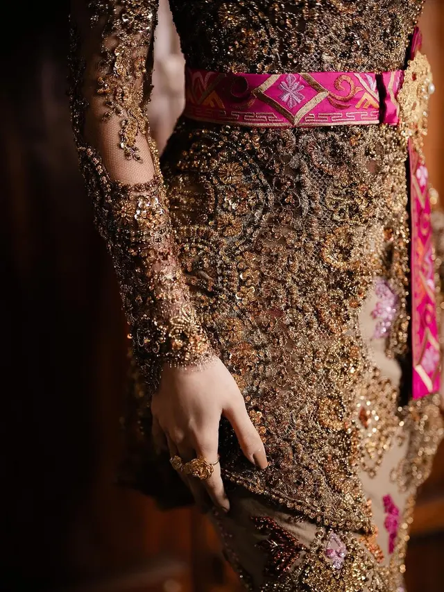 Detail Kebaya Mepamit Mahalini Raharja yang Pertegas Identitas Sebagai Perempuan Bali, Ada Bordir Pura di Punggung