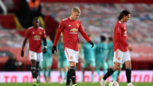 Gelandang Manchester United, Donny van de Beek, ketika melawan Liverpool di Piala FA, Senin (25/1/2021).