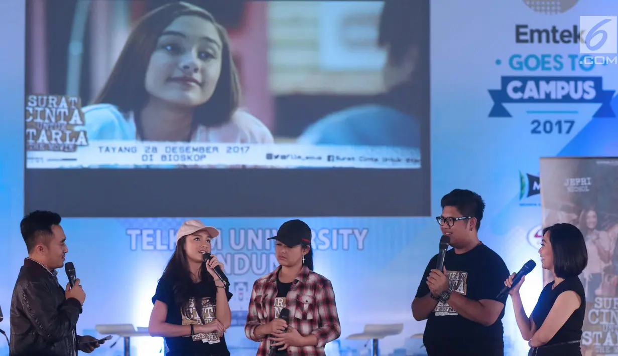 Pemeran film Surat Cinta untuk Starla berbagi kisah seputar proses syuting film dengan para peserta Emtek Goes To Campus 2017 di Universitas Telkom, Bandung, Kamis (30/11). (Liputan6.com/Helmi Fithriansyah)