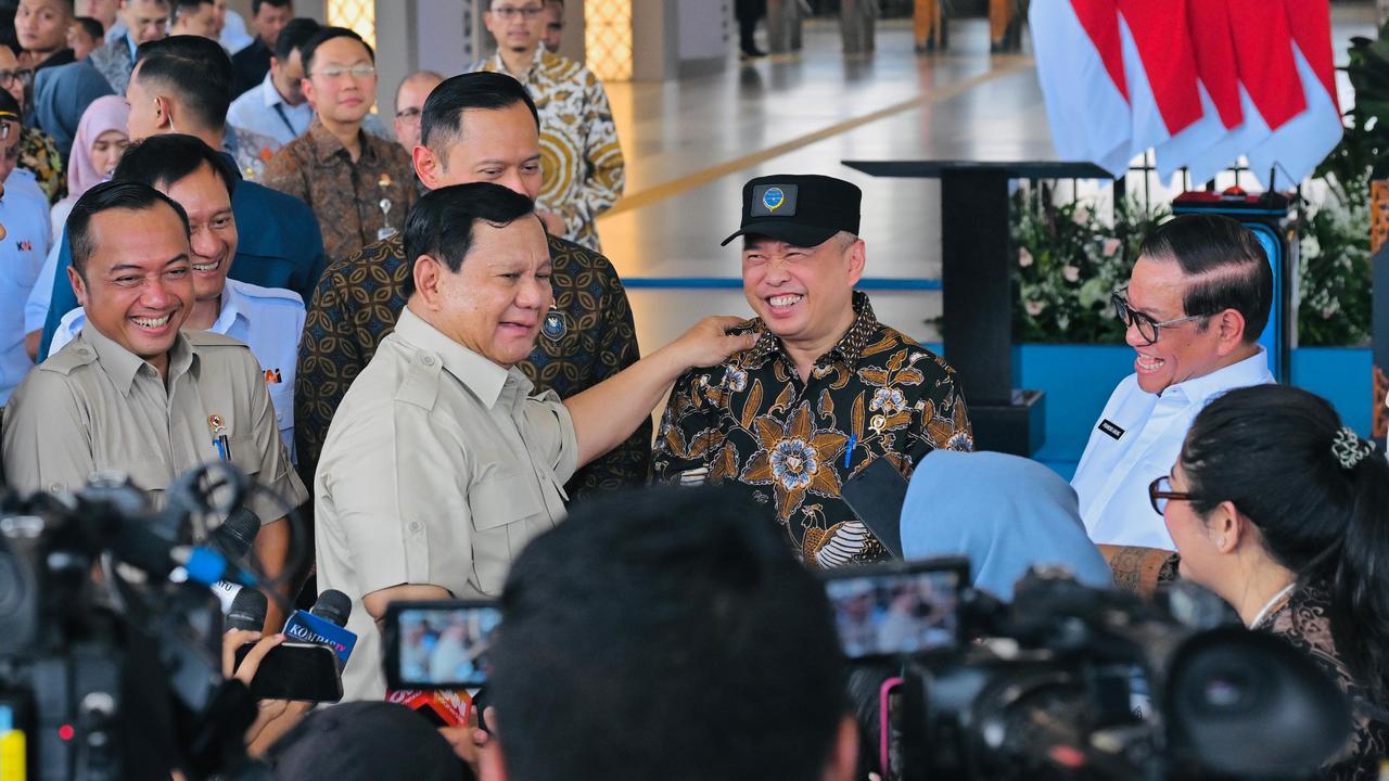Momen Lucu Presiden Prabowo Buka Topi dan Cek Rambut Menhub Dudy