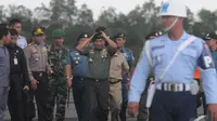 Panglima TNI Jenderal Moeldoko tiba di Lanud Iskandar sekitar pukul 12.50 WIB dengan menggunakan pesawat Boeing 737 milik TNI AU, Pangkalan Bun, Kalteng, Selasa (6/1/2015). (Liputan6.com/Herman Zakharia)