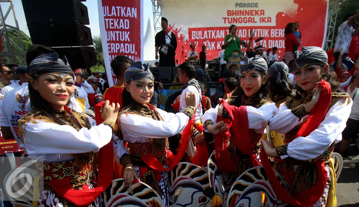 Para penari kuda lumping berpose untuk difoto saat aksi Parade Bhineka Tunggal Ika di kawasan Patung Kuda di Jalan MH Thamrin, Jakarta Pusat, Sabtu (19/11). Parade tersebut menampilkan beragam budaya, suku, ras serta agam. (Liputan6.com/Gempur M. Surya)