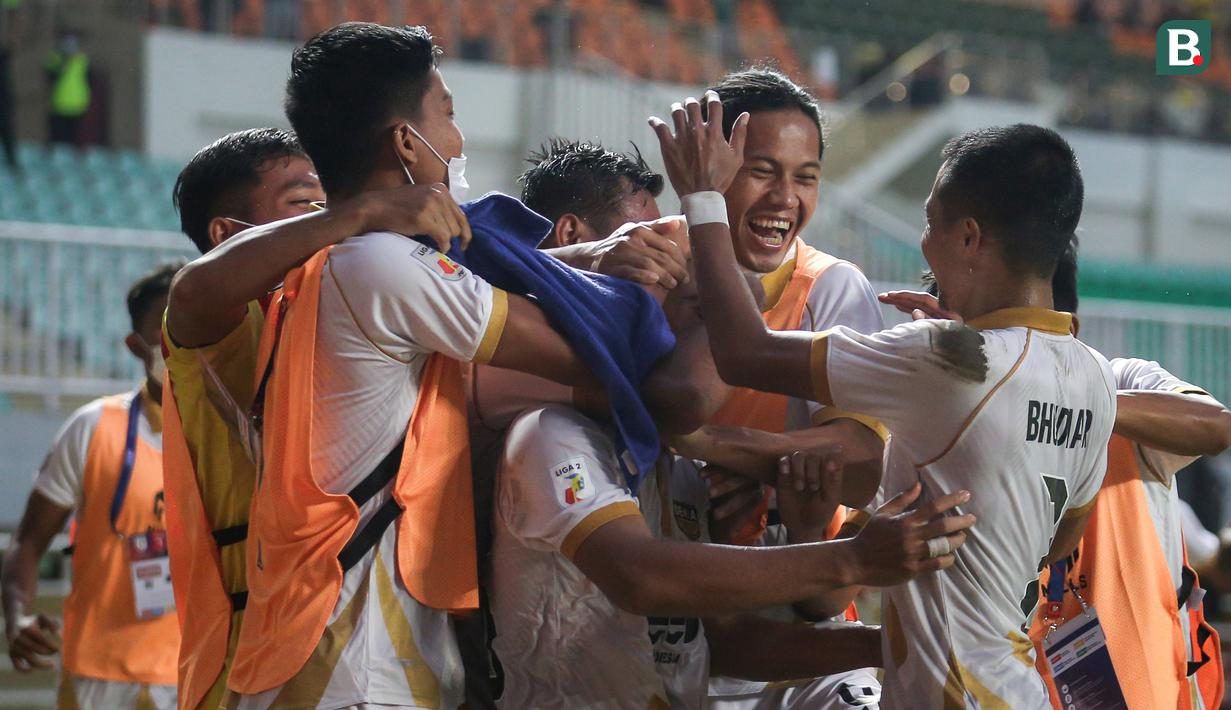 Para pemain Martapura Dewa United merayakan gol ke gawang PSIM Yogyakarta yang dicetak Gufroni Al Maruf dalam laga perebutan tempat ketiga Liga 2 2021 di Stadion Pakansari, Bogor, Kamis (30/12/2021). (Bola.com/Bagaskara Lazuardi)