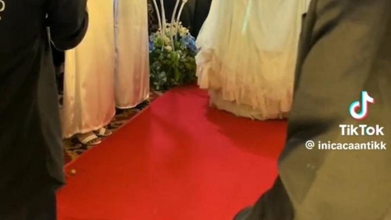 Setelah siap, kini ia memasuki venue acara dengan percaya diri. Ia berjalan di atas karpet merah sambil mengangkat gaunnya.