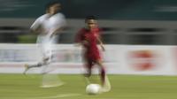 Gelandang Timnas Indonesia, Evan Dimas, mengontrol bola saat melawan Hongkong pada laga persahabatan di Stadion Wibawa Mukti, Jakarta, Selasa (16/10). Kedua negara bermain imbang 1-1. (Bola.com/Vitalis Yogi Trisna)