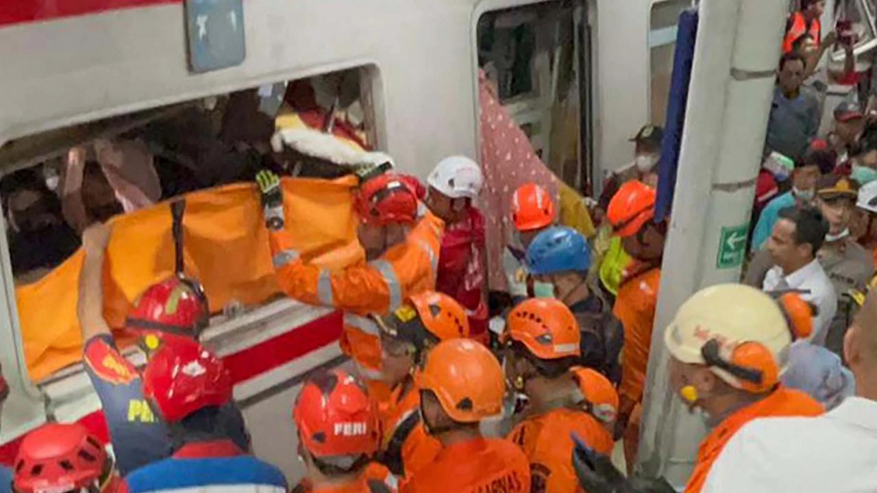 FOTO: Evakuasi Dramatis Korban Tabrakan Kereta di Bekasi Timur