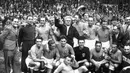 Vittorio Pozzo (tengah) ketika memegang trofi Piala Dunia 1938 setelah Italia mengalahkan Hongaria di final. Hingga saat ini, Vittorio Pozzo masih menjadi satu-satunya pelatih dengan dua gelar Piala Dunia beruntun yakni Piala Dunia 1934 dan 1938. (AFP/Staff)