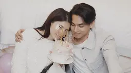 Cassandra sendiri telah mengungkapkan rasa syukurnya yang mendalam melalui unggahan di Instagram pribadinya. Tahun ini tentunya menjadi tahun pertama Cassandra Lee merayakan ulang tahun dengan status istri. Cassandra Lee dan Ryuken Lie resmi menikah pada 8 Agustus 2024 lalu. Meski sudah menikah, Cassandra Lee dan Ryuken Lie bak pasangan ABG di berbagai momen. (Liputan6.com/IG/@cassandraslee)