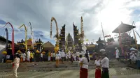 Jelang perayaan Galungan, masyarakat Bali mulai mendatangi pura di Jimbaran, Bali, (21/5/14). (AFP PHOTO/Sonny Tumbelaka)