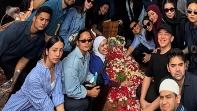 Anya Geraldine Kenakan Baju Biru di Pemakaman Vidi Aldiano. [@ranggazlaksmana]