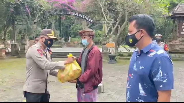 Kapolsek Abiansemal Kompol Ruli Agus Susanto saat Memberi Bingkisan untuk petugas di Obyek Wisata Sangeh