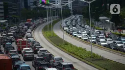 Kepadatan arus lalu lintas di Jalan Sudirman-Thamrin pada jam makan siang, Jakarta, Kamis (15/12/2022). Pemerintah berencana untuk mengucurkan insentif kendaraan listrik di Indonesia, insentif mobil listrik sebesar Rp 80 juta dan motor listrik Rp 8 juta. (merdeka.com/Imam Buhori)