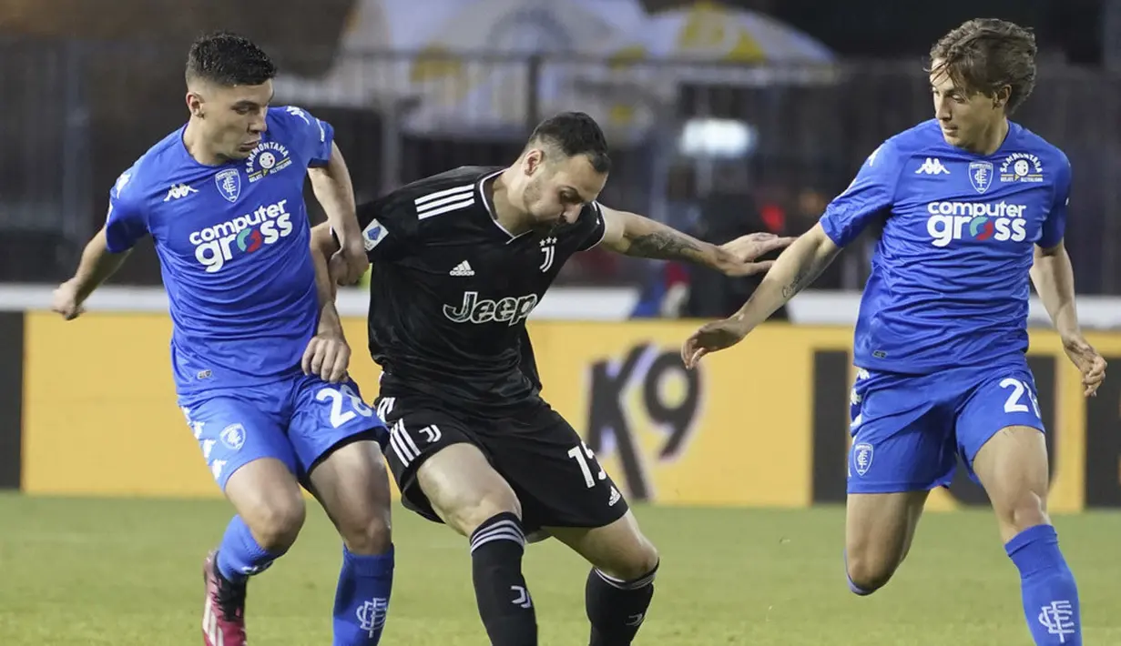 Pemain Juventus, Federico Gatti, diadang pemain Empoli, Nicolo Cambiaghi dan Jacopo Fazzini pada pekan ke-36 Liga Italia 2022/2023 di Stadio Carlo Castellani, Senin (22/5/2023). Juve kalah telak 1-4 dari Empoli. (Marco Bucco/LaPresse via AP)
