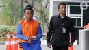 Bupati nonaktif Bengkayang Suryadman Gidot (kiri) tiba di Gedung KPK, Jakarta, Selasa (15/10/2019). Suryadman menjalani pemeriksaan lanjutan penyidik KPK sebagai tersangka untuk melengkapai berkas terkait dugaan menerima suap dalam proyek di lingkungan Kabupaten Bengkayang. (merdeka.com/Dwi Narwoko)