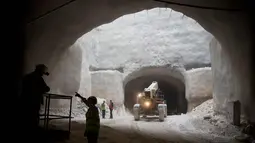 Pekerja menyelesaikan pemakaman bawah tanah di Yerusalem, Israel (14/11). Pemakaman ini diperkirakan selesai pada akhir 2018. (AP Photo / Oded Balilty)