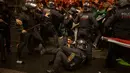 Polisi menangkap demonstran pro-Palestina saat mereka mencoba masuk ke stasiun kereta di Barcelona, Spanyol, Sabtu (11/11/2023). (AP Photo/Emilio Morenatti)