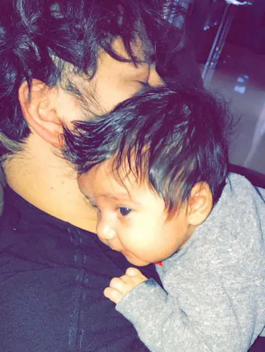 Liburannya kali ini, Rob dan Chyna juga mengajak putrinya, Dream Renee. Menurut seorang sumber, mereka memang benar-benar sedang fokus memperbaiki hubungan pertunangannya yang hampir hancur. (Instagram/blacchyna)