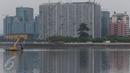 Suasana aktivitas pengerukan lumpur dan sampah di Waduk Pluit, Jakarta, Rabu (30/11). Pengerukan dilakukan untuk mengantisipasi banjir, seiring dengan datangnya musim hujan. (Liputan6.com/Immanuel Antonius)
