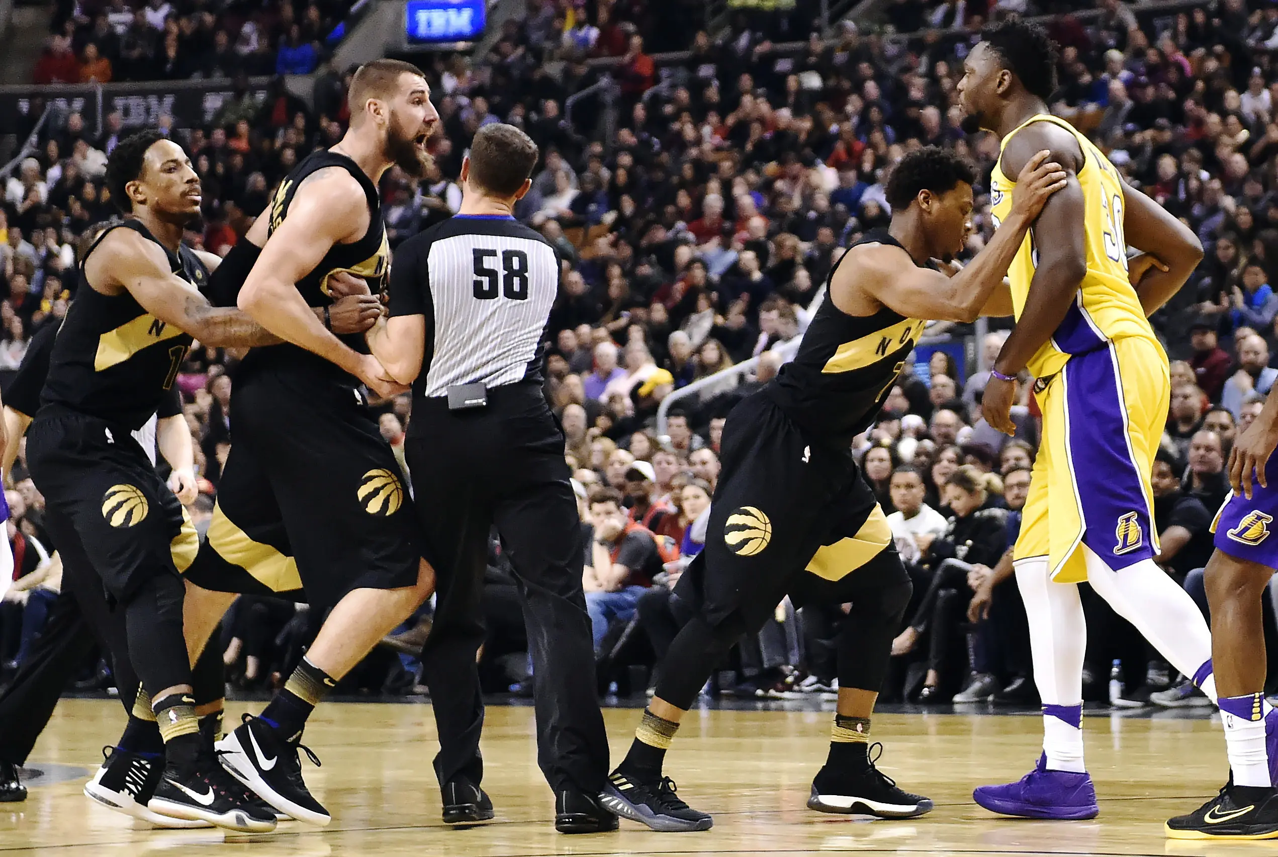 Center Toronto Raptors Jonas Valanciunas (dua dari kiri) bersitegang dengan forward Los Angeles Lakers Julius Randle pada laga NBA di Air Canada Centre, Minggu (28/1/2018) atau Senin (29/1/2018) WIB. (AFP/Frank Gunn)