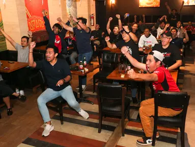Pendukung Manchester United merayakan gol yang dicetak oleh Alejandro Garnacho ke gawang West Ham saat acara Roaring Night yang berlangsung di Fomo Bar, Melawai, Jakarta, Minggu (04/02/2024) malam WIB. (Bola.com/Bagaskara Lazuardi)
