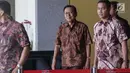 Wakil Presiden ke-11 RI Boediono berjalan keluar gedung KPK seusai menjalani pemeriksa, Jakarta, Kamis (28/12). Boediono diperiksa sebagai saksi dalam penyidikan korupsi terkait kasus Bantuan Likuiditas Bank Indonesia (BLBI). (Liputan6.com/Faizal Fanani)