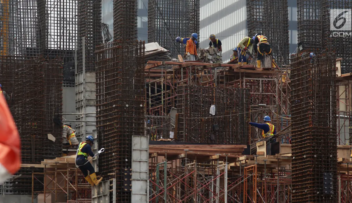 Pekerja tengah mengerjakan proyek pembangunan gedung bertingkat di Jakarta, Sabtu (15/12). Pemerintah menargetkan angka proyeksi pertumbuhan ekonomi tahun 2019 sebesar 5,3 persen. (Liputan6.com/Angga Yuniar)