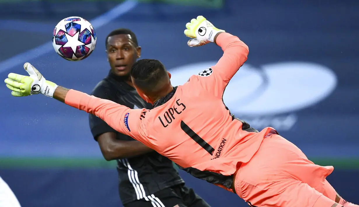 Kiper Lyon, Anthony Lopes, berusaha menghalau bola saat melawan Manchester City pada perempat final Liga Champions di Stadion Jose Alvalade, Sabtu (15/8/2020). Lyon menang 3-1 atas Manchester City. (Franck Fife/Pool/via AP)