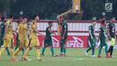 Pemain Persebaya, David Aparecido Da Silva (tengah) usai melawan Bhayangkara FC pada lanjutan Go-Jek Liga 1 Indonesia bersama Bukalapak di Lapangan PTIK, Jakarta, Rabu (11/7). Laga berakhir imbang. (Liputan6.com/Helmi Fthriansyah)