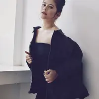 Nggak tampil buka-bukaan, off-shoulder seleb kece maksimal.