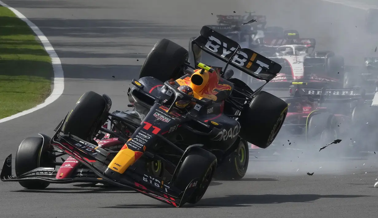 Mobil pembalap Red Bull, Sergio Perez terangkat saat bersenggolan dengan mobil pembalap Ferrari, Charles Leclerc pada balapan Formula 1 GP Meksiko 2023 yang berlangsung di Sirkuit Hermanos Rodriguez, Meksiko, Minggu (30/10/2023) dini hari WIB. (AP Photo/Fernando Llano)