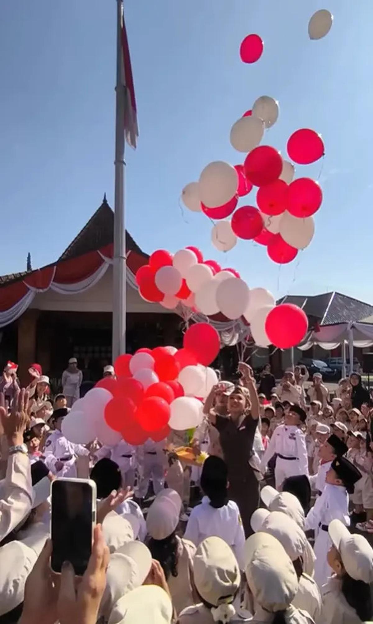 7 Potret Yuni Shara Jadi Pembina Upacara HUT ke-80 RI di PAUD Miliknya, Tampil Anggun Curi Perhatian