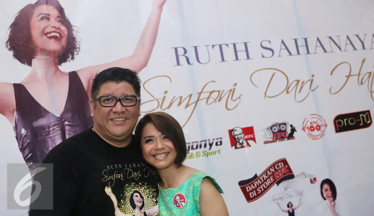 Ruth Sahanaya bersama suami saat peluncuran album terbarunya "Simfoni Dari Hati", Jakarta, Senin (18/4). Album 30 tahun Ruth Sahanaya berkarya tersebut berisi 10 lagu diantaranya Rindu Yang Terakhir dan Simfoni Dari Hati. (Liputan6.com/Herman Zakharia)