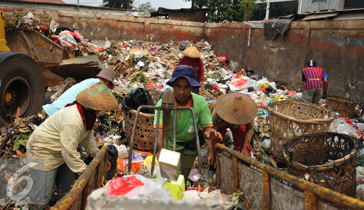 Petugas sampah memilah milih sampah di kawasan Pasar Minggu, Jakarta, Senin (26/10). Pemerintah Provinsi DKI Jakarta berencana membangun empat fasilitas pengolahan sampah tahun depan. (Liputan6.com/Gempur M Surya)