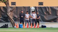 Piala Dunia U-17 2023: Sebelum Gelar Latihan, Pemain dan Ofisial Timnas Uzbekistan U-17 Salat Asar di Pinggir Lapangan