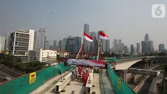 Pekerja melakukan pengecoran tahap akhir jembatan lengkung bentang panjang atau long span pada proyek LRT Jabodebek di kawasan Kuningan, Jakarta, Senin (11/11/2019). Long span tersebut menjadi yang terpanjang di dunia. (Liputan6.com/Angga Yuniar)