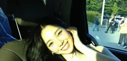 Alih-alih tampil glamor bak di atas panggung, Karina justru memancarkan pesona effortless yang membuat banyak penggemar menyebutnya seperti “bidadari di dunia nyata.” [@katarinabluu].