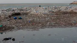 Pantai Zouq Mosbeh tertutup tumpukan sampah-sampah plastik yang tersapu ke darat di utara Beirut, 22 Januari 2018. Lautan sampah itu menumpuk setelah disapu gelombang besar yang ditimbulkan hantaman badai di Lebanon. (AP/Hussein Malla)