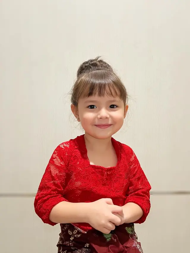 Gaya Manis Chloe Emmanuelle, Putri Asmirandah Kenakan Kebaya di Hari Kartini, Tampil Ayu dengan Wajah Bule