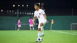 Pemain Timnas Indonesia U-23, Pratama Arhan menguasai bola pada laga uji coba jelang Piala Asia U-23 2024 melawan Uni Emirat Arab U-23 di Dubai, Senin (09/04/2024) WIB. (Dok. PSSI)