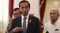 Presiden Joko Widodo (Jokowi) memberikan keterangan seusai bertemu CEO Bukalapak Achmad Zaky di Istana Merdeka, Sabtu (16/2). Dihadapan awak media, Jokowi menegaskan mendukung penuh anak-anak muda seperti Zaky untuk berinovasi. (Liputan6.com/Angga Yuniar)