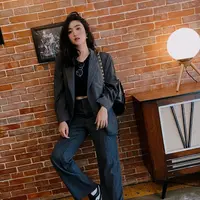Febby Rastanty tampil bergaya midriff yang chic dengan padanan blazer, crop top dan kulot hitam. @febbyrastanty.