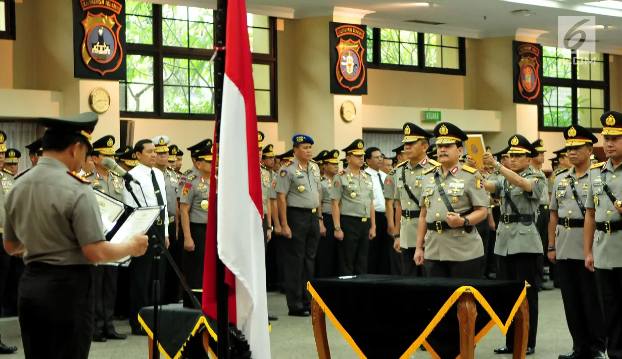 Kapolri Jenderal Tito Karnavian membacakan sumpah jabatan saat pelantikan dan serah terima Jabatan di Gedung Rupatama Mabes Polri, Selasa (5/9). Tito melantik lima kapolda baru dan menaikkan pangkat 11 pejabat tinggi Polri. (Liputan6.com/Helmi Afandi)