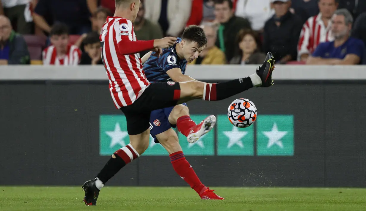 Arsenal berusaha samakan kedudukan di awal babak kedua. The Gunners mendapatkan peluang di menit ke-51. Kieran Tierney (kanan) berusaha mengumpan ke Emile Smith Rowe untuk diteruskan ke gawang Brentford. Sayangnya bola masih bisa dihalau oleh kiper David Raya. (Foto: AFP/Adrian Dennis)
