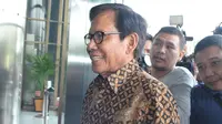 Politikus Partai Demokrat Jafar Hafsah tersenyum saat tiba di gedung KPK, Jakarta, Jumat (7/7). Kedua politikus Partai Demokrat ini diperiksa sebagai saksi terkait kasus dugaan korupsi proyek e-KTP. (Liputan6.com/Helmi Afandi)