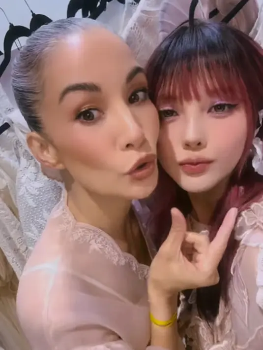 Makeup sendiri, Ponysmakeup tampil dengan glittery eye dan blur lips khas Korean Makeup Look [@ponysmakeup]