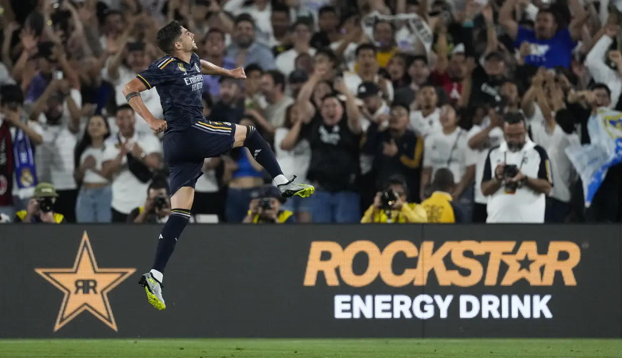 <p>Gelandang Real Madrid, Frederico Valverde berselebrasi setelah mencetak gol ke gawang AC Milan pada pertandingan eksibisi Soccer Champions Tour di Pasadena, California, Senin 24 Juli 2023). (AP Photo/Ashley Landis)</p>